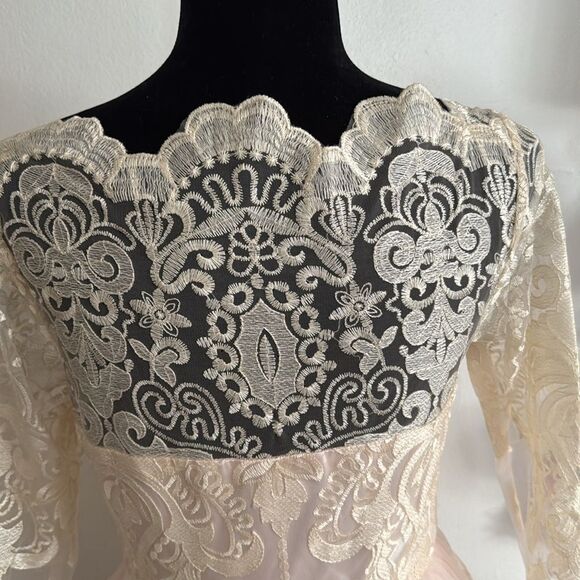 Chi Chi London Gilded Grace Lace Dress NWT - Picture 10 of 16